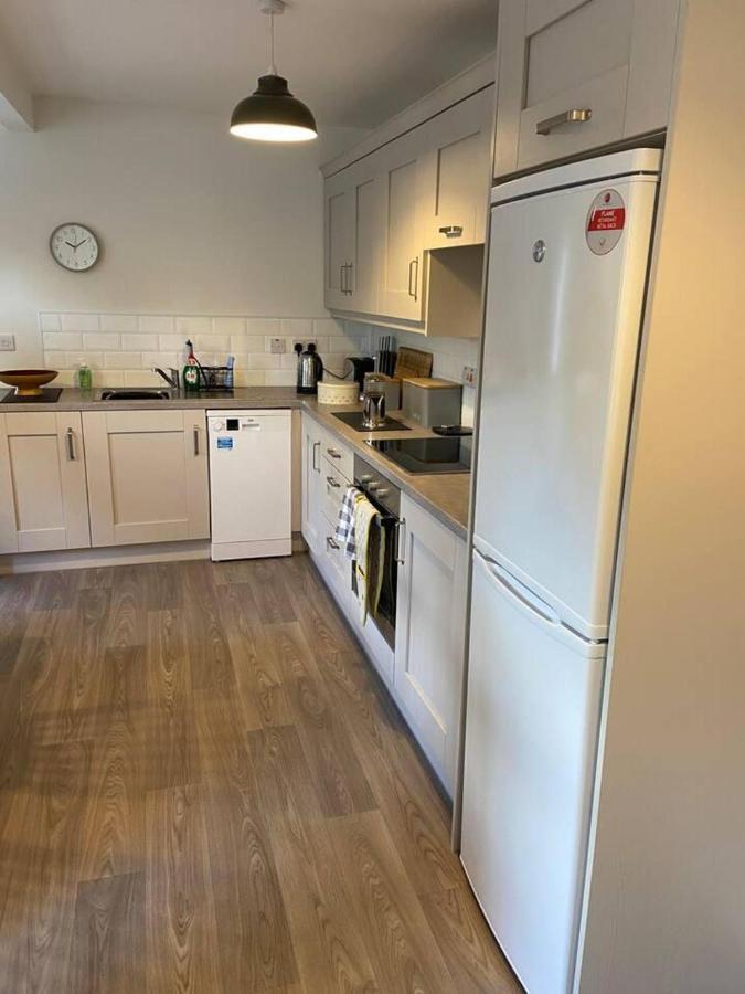 Town House In Ideal Location Central 恩尼斯基林 外观 照片