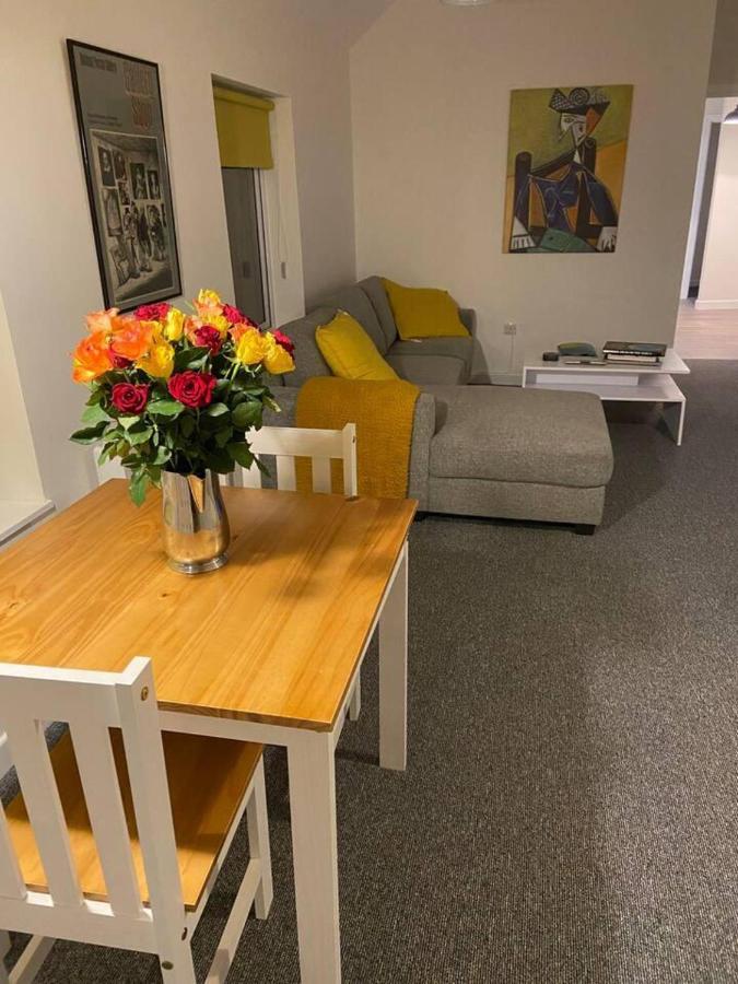 Town House In Ideal Location Central 恩尼斯基林 外观 照片